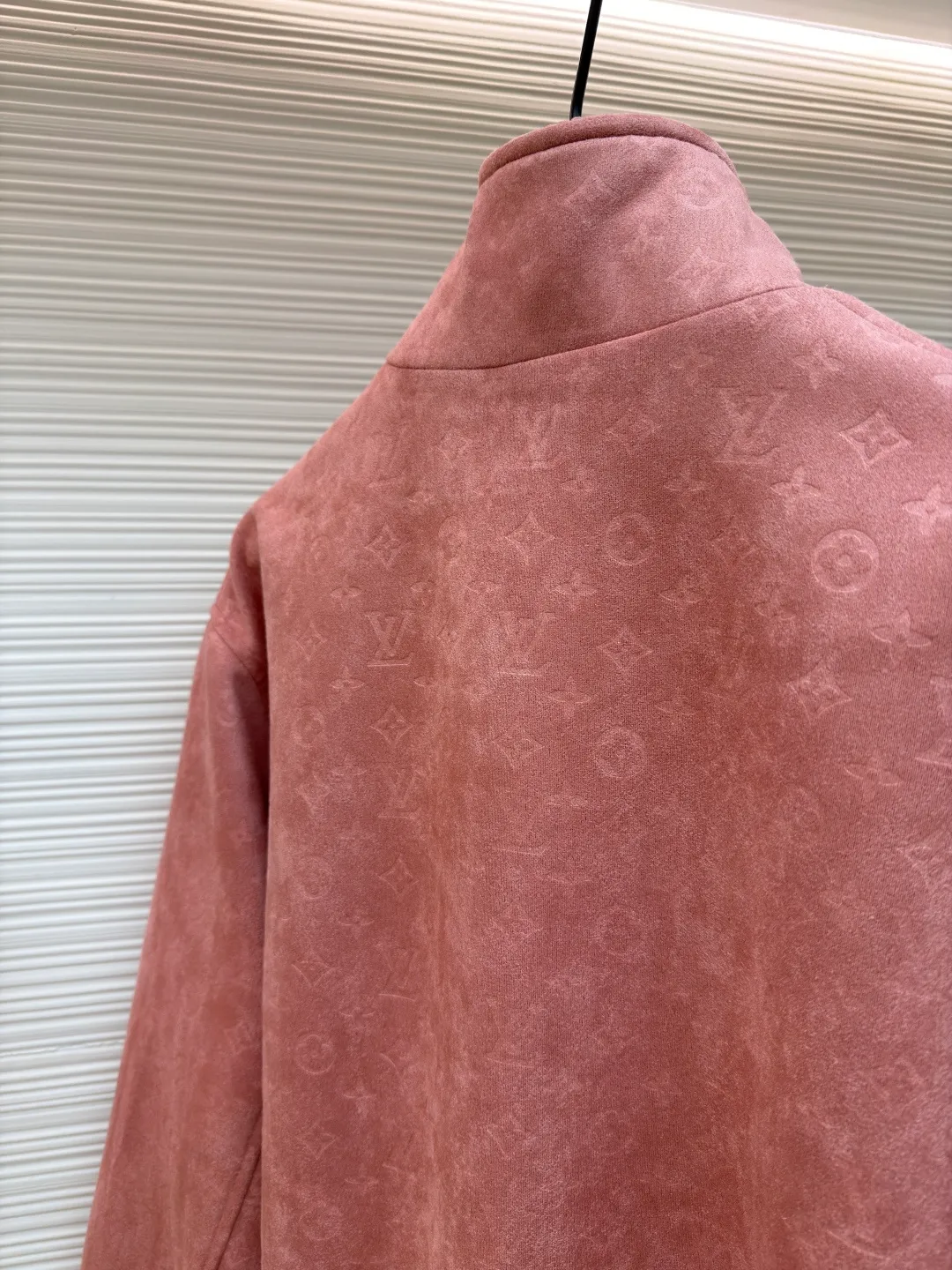LOUIS VUITTON full-print dark pattern jacket ●Original version: purchased and developed by 40299 ●Item number: 1680960-C20 ●Fabric: suede fabric ●Technology: embossed production ●Version: fitted version ●Weight: about 1030 grams ●Size: 46-48-50-52 ●Description: 100% genuine leather imported suede leather, custom molded and embossed logo. The inner collar and hem threads are made of genuine leather, non-knitted threads, and the upper body is high-end fashion. The overall wiring is straight and delicate, the fabric is comfortable and soft, and the color is consistent without color difference. It can be matched with the same style to create a fashionable look and control various occasions. Customized accessories, complete with three standards, same style for men and women!